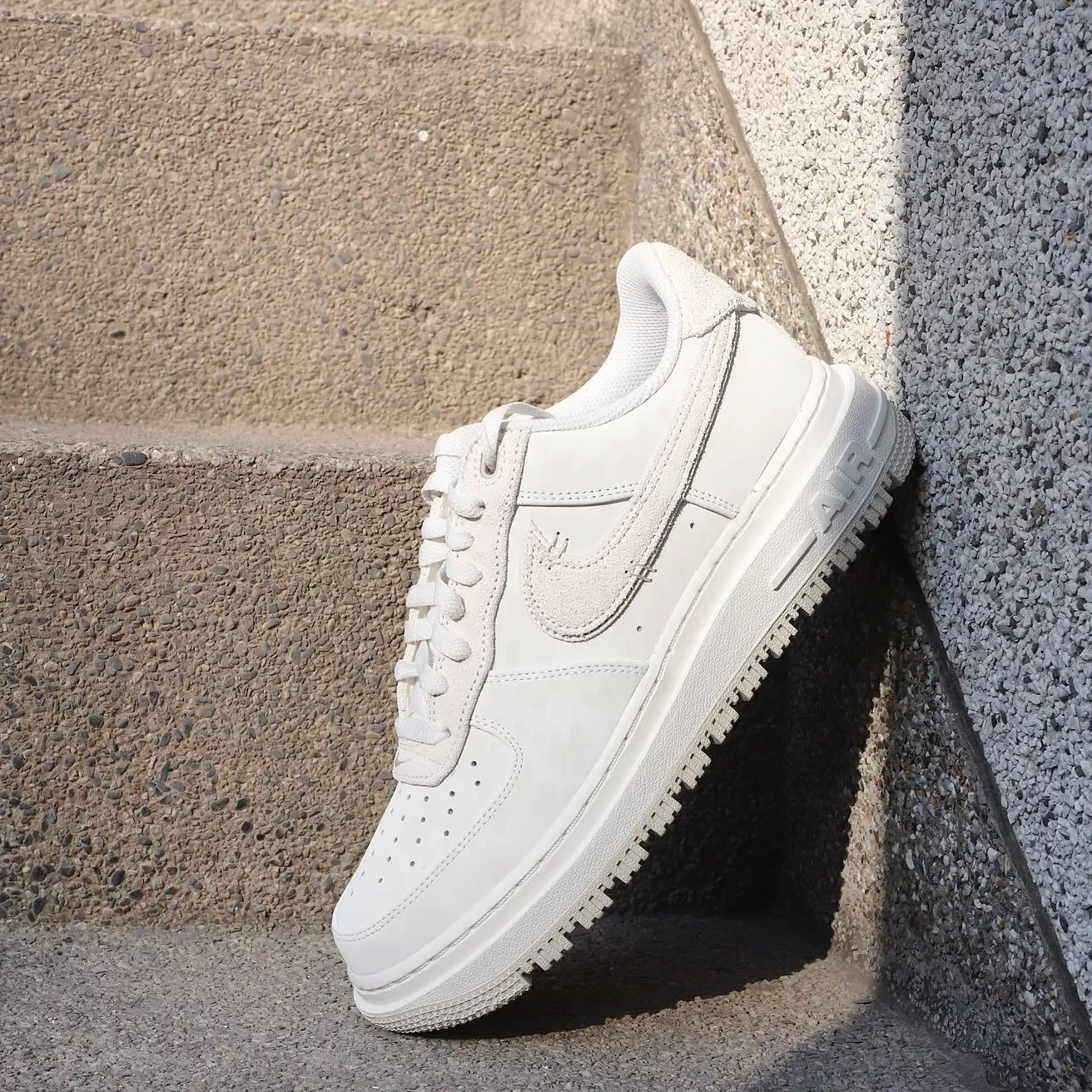 Nike Air Force 1 Luxe [DD9605-100]