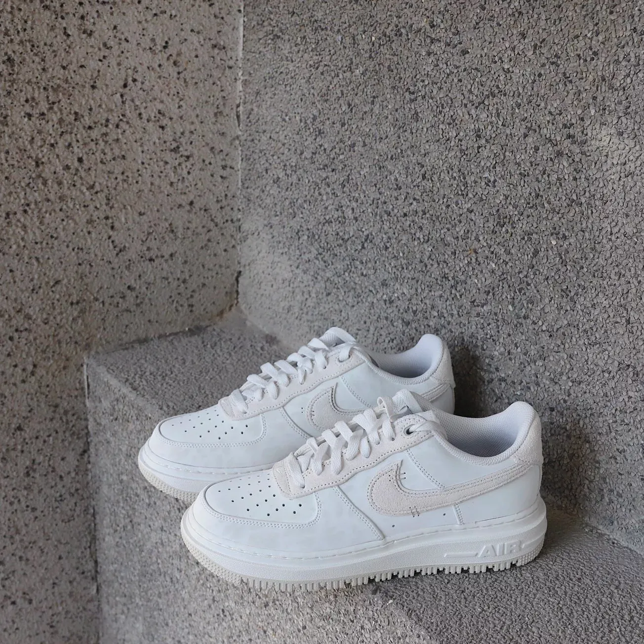 Nike Air Force 1 Luxe [DD9605-100]